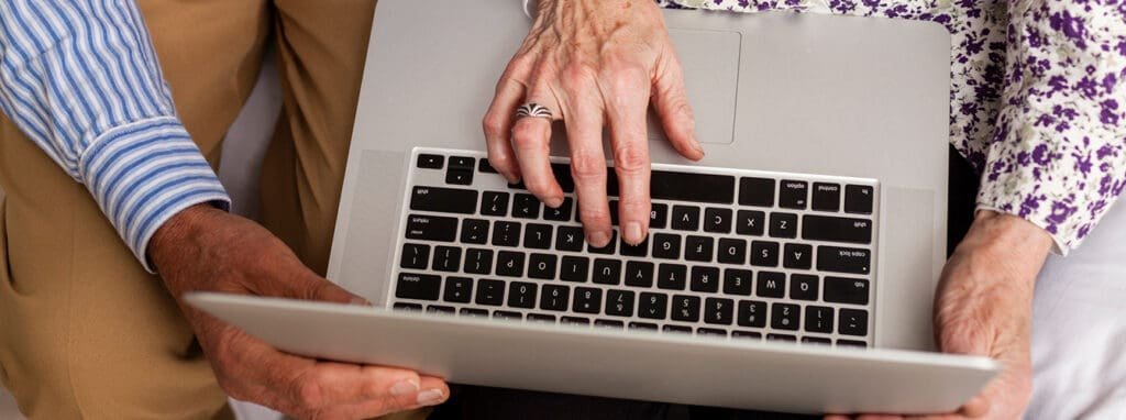 vista superior pareja senior usando laptop