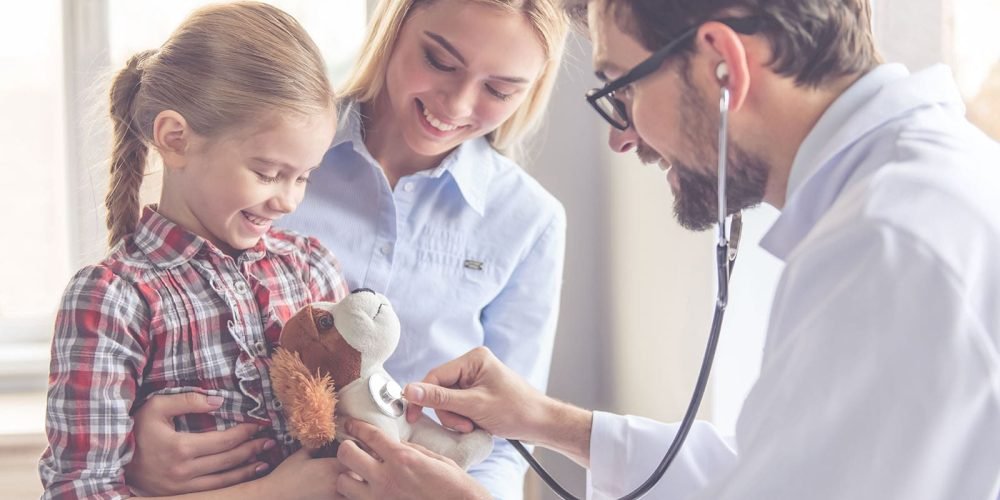 Fotografía madre con hija pequeña en el pediatra