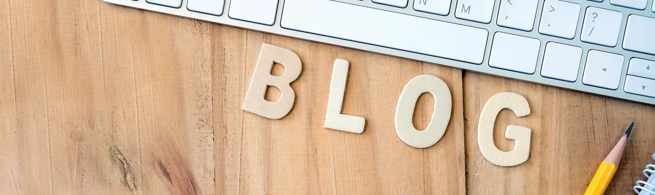 concepto-blog-mesa-trabajo-madera-suministros