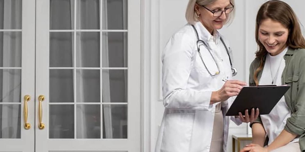 doctor-sonriente-tiro-medio-paciente-charlando-1000x640 copia